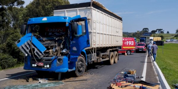 Motorista fica preso nas ferragens em colisão traseira entre caminhões