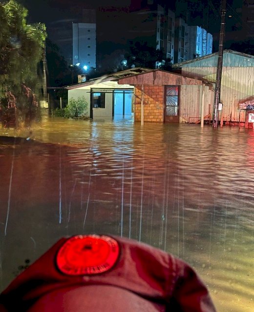Chuva alaga ruas e invade imóveis e veículos