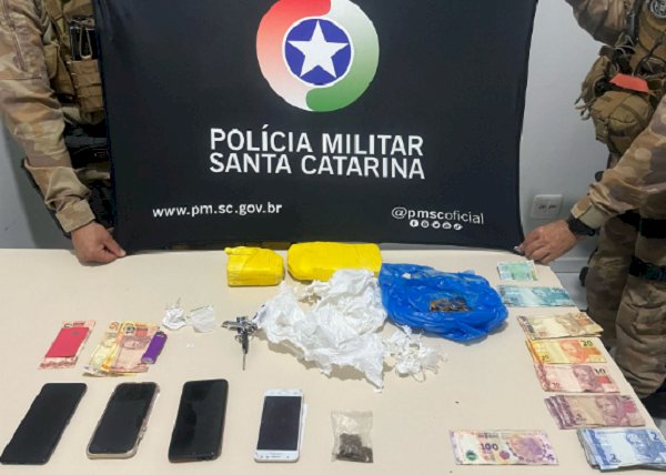 PM apreende cerca de dois quilos de cocaína e prende três pessoas