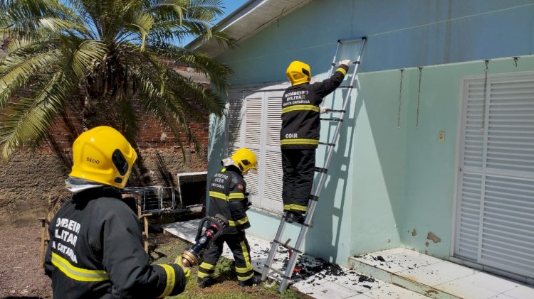 Corpo de Bombeiros atende incêndio em residência em Itapiranga