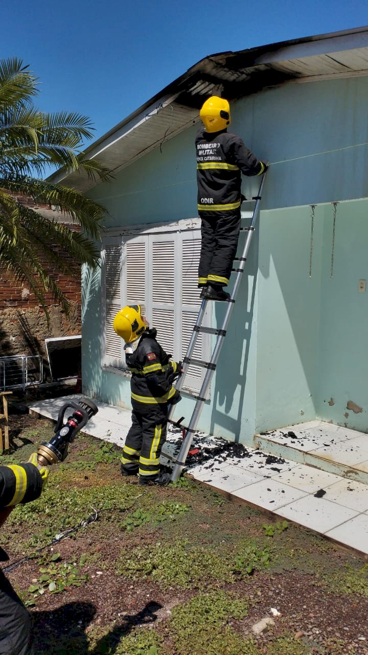 Corpo de Bombeiros atende incêndio em residência em Itapiranga