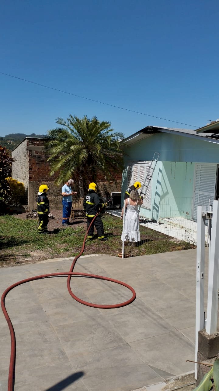 Corpo de Bombeiros atende incêndio em residência em Itapiranga