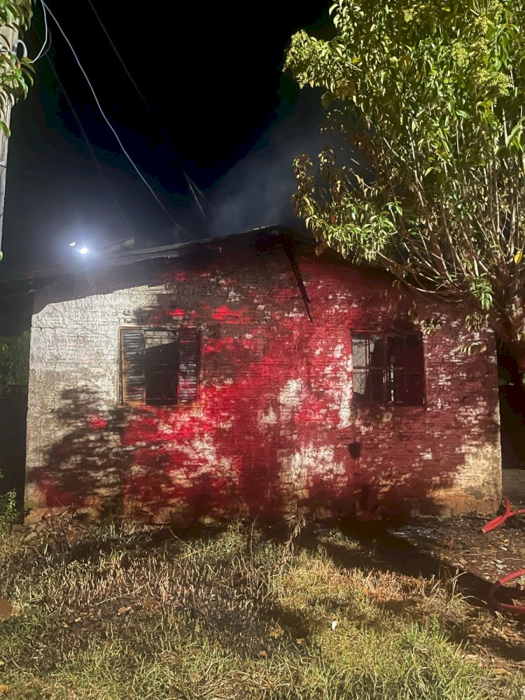Casa é destruída por incêndio em Guaraciaba