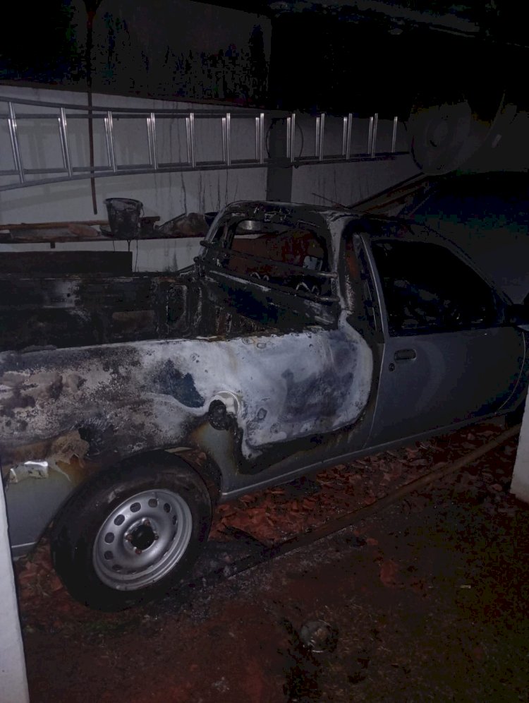 Veículo fica destruído por incêndio dentro de garagem em Cunha Porã